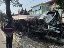 Video: Truk Bawa Minyak Goreng Oleng-Tabrak Pagar Sekolah di Rembang