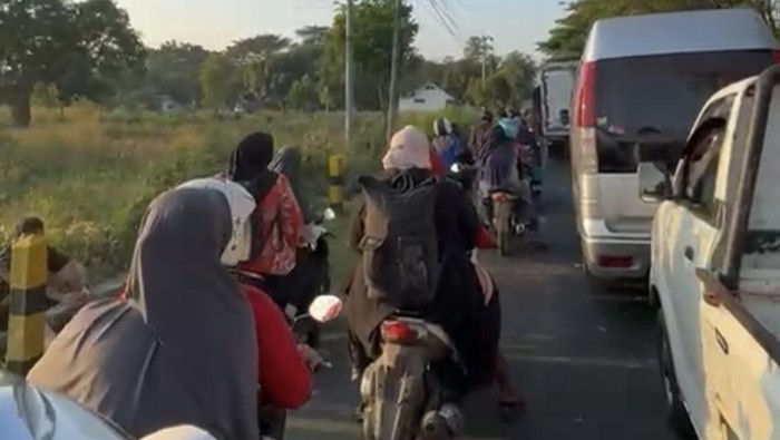 Kemacetan di Banyuwangi memaksa pegawai peserta raker harus menyewa jasa ojek dadakan warga