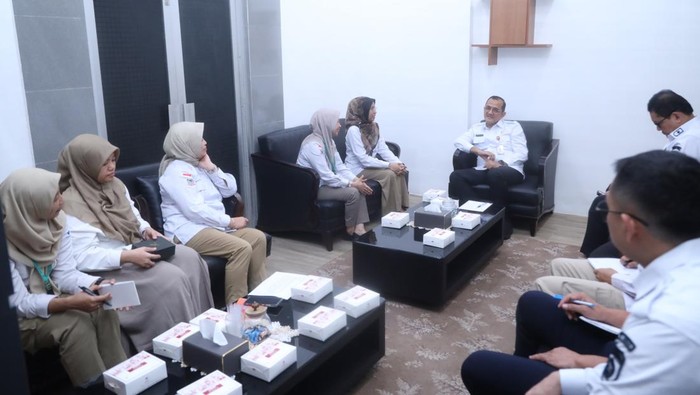 Kepala BBPOM Palembang Yeni Ardianti saat melaporkan hasil pengawasan selama 2024 ke Sekda Sumsel.