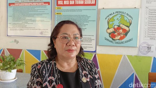 Kepala Sekolah SMPN 8 Kupang, Roslin Lana saat diwawancarai, Kamis (24/7/2025).