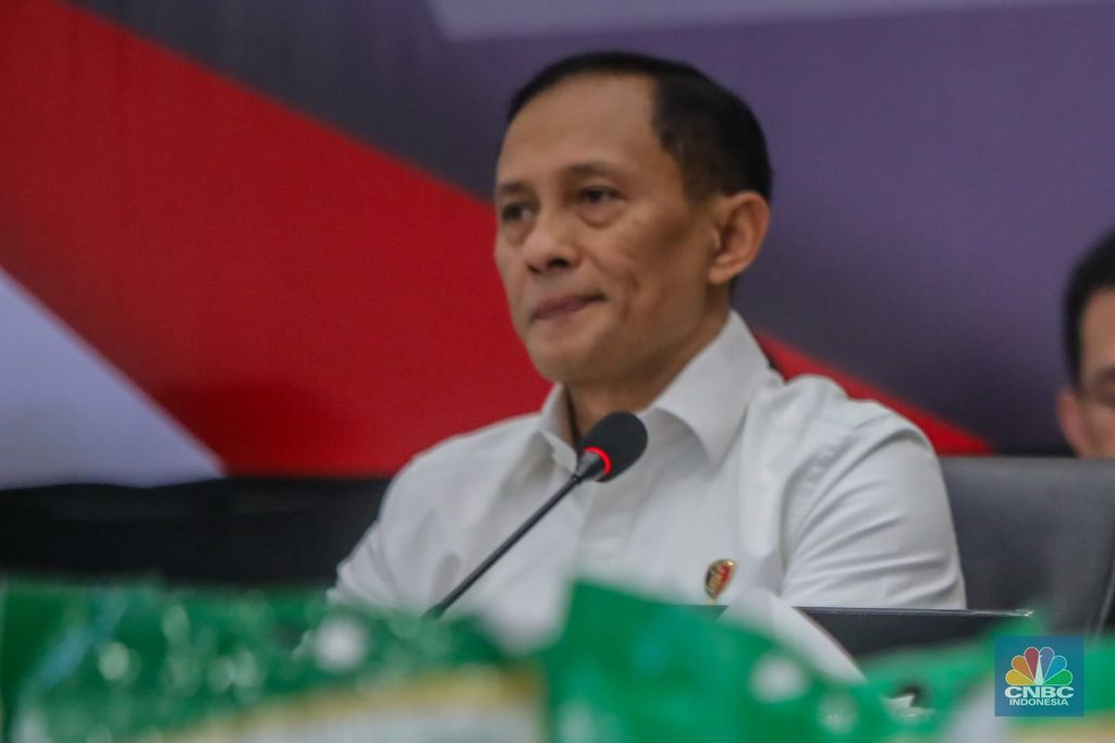 Ketua Satgas Pangan Polri sekaligus Direktur Tindak Pidana Ekonomi Khusus (Dirtipideksus) Bareskrim Polri, Brigjen Helfi Assegaf saat konferensi pers di Bareskrim Polri, Jakarta, Kamis (24/7/2025). (CNBC Indonesia/Faisal Rahman)
