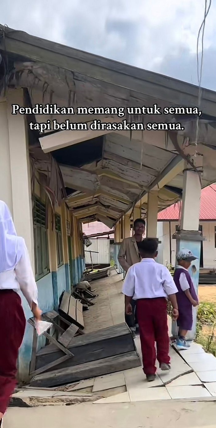 KKN UGM bagikan potret memprihatinkan SD di Kalimantan Tengah. Bangunan mirip, lantai jebol, hingga atap bolong.