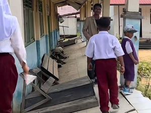 Viral KKN UGM Sorot Kondisi SD di Kalteng: Kursi Rusak, Atap-Lantai Jebol