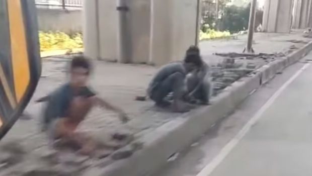 Konblok di trotoar jalanan kawasan Pelabuhan Tanjung Priok dibongkar untuk dicuri kabel lampu penerangan jalanannya. Polisi meringkus 5 pelaku. (dok Istimewa)