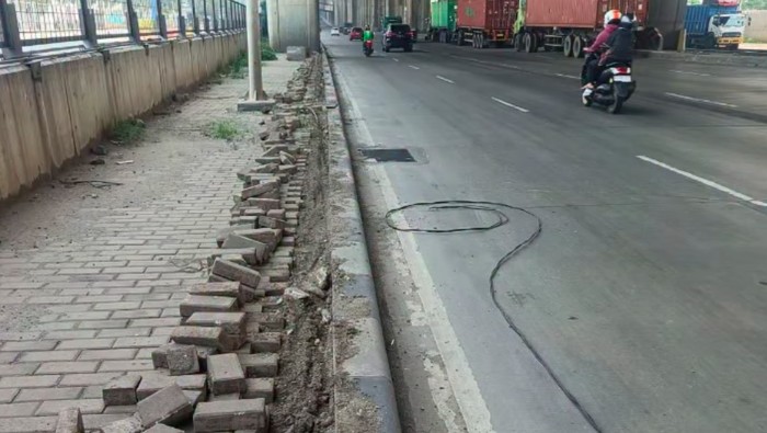 Konblok di trotoar jalanan kawasan Pelabuhan Tanjung Priok dibongkar untuk dicuri kabel lampu penerangan jalanannya. Polisi meringkus 5 pelaku. (dok Istimewa)