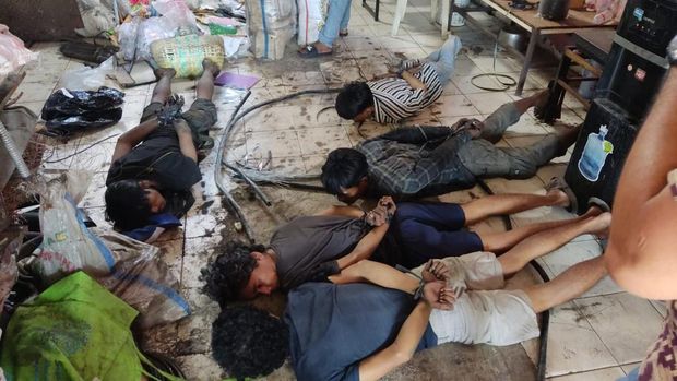 Konblok di trotoar jalanan kawasan Pelabuhan Tanjung Priok dibongkar untuk dicuri kabel lampu penerangan jalanannya. Polisi meringkus 5 pelaku. (dok Istimewa)