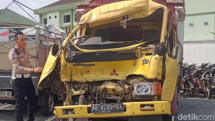 Truk angkutan galon ringsek diamankan di Unit Gakkum Sat Lantas Polres Klaten.