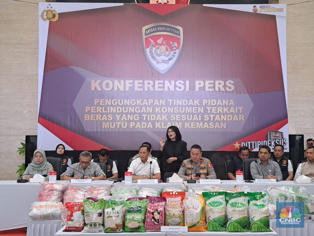 Konferensi Pers Dittipideksus Bareskrim Polri pengungkapan tindak pidana perlindungan konsumen terkait beras yang tidak sesuai standar mutu pada klaim kemasan di Bareskrim Polri, Jakarta, Kamis (24/7/2025). (CNBC Indonesia/Faisal Rahman)