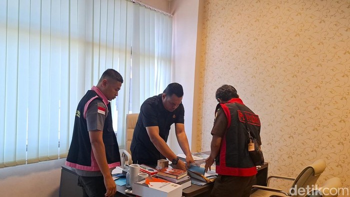 Penyidik Kejaksaan Negeri Kabupaten Bandung Geledah Kantor Dinkes KBB, Kamis (24/7/2025).