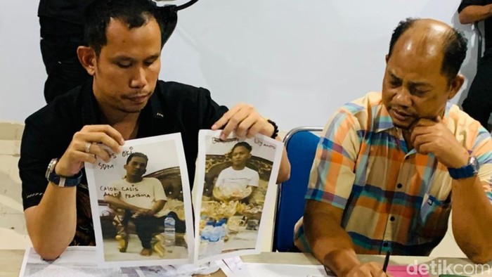 Kuasa hukum Fitriana saat menunjukan foto Andi dan Liyanto.