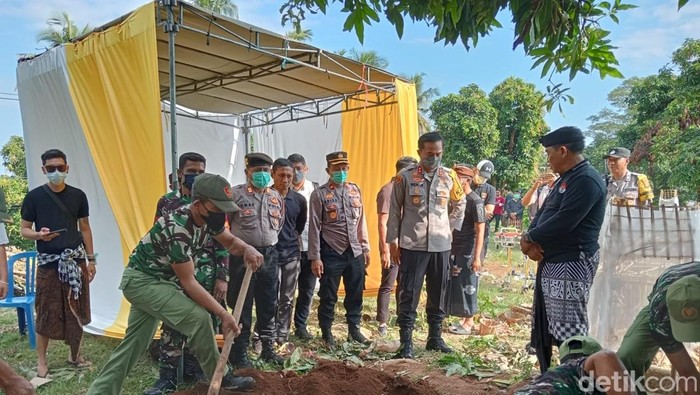 Proses ekshumasi jenazah Ketut Parmi (73) di Desa Selat, Kecamatan Sukasada, Kamis (24/7/2025).