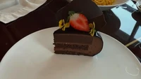 Ini penampilan kuenya. Berupa kue cokelat yang disajikan dengan topping buah strawberry dan cokelat padat di atasnya. Foto: Instagram/@ananghijau