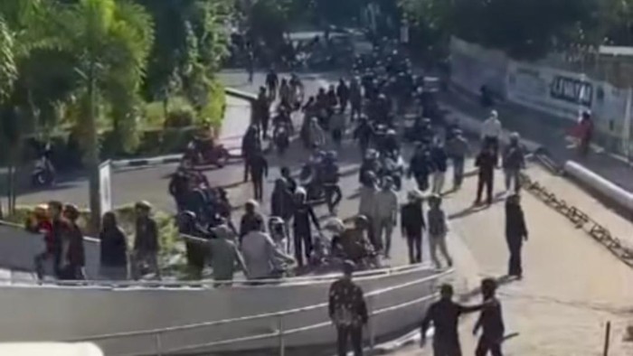Sekelompok orang tidak dikenal (OTK) memasuki kampus Universitas Muhammadiyah (Unismuh) Makassar dengan membawa senjata tajam.