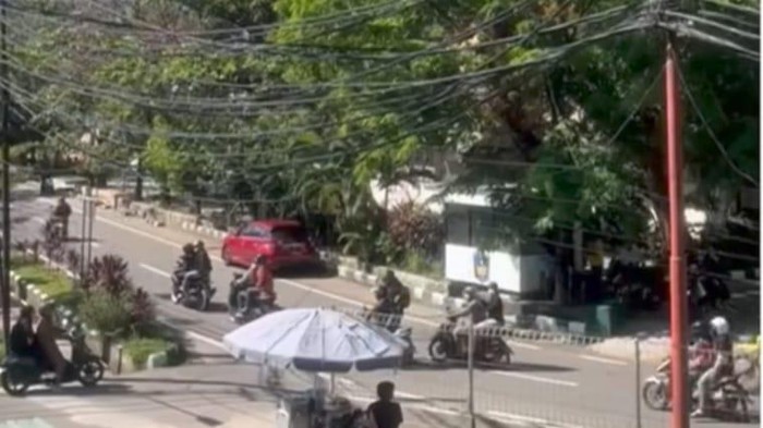 Universitas Muslim Indonesia (UMI) Makassar menjadi salah satu kampus yang didatangi oleh sekelompok orang tidak dikenal (OTK) membawa senjata tajam.