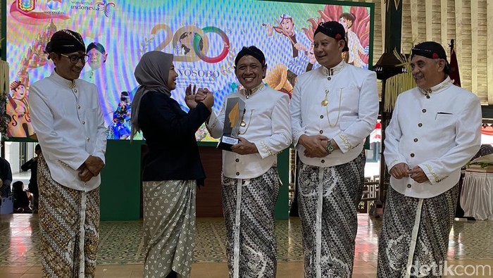 Manager Regional detikcom memberi detikJateng-Jogja Awards kepada Bupati Wonosobo Afif Nurhidayat, Kamis (24/7/2025).
