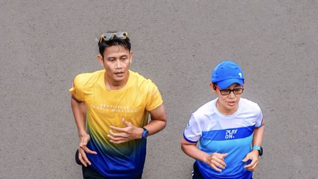 Manajemen Evofitplus Rudi Iyal Hendrawan (kiri)