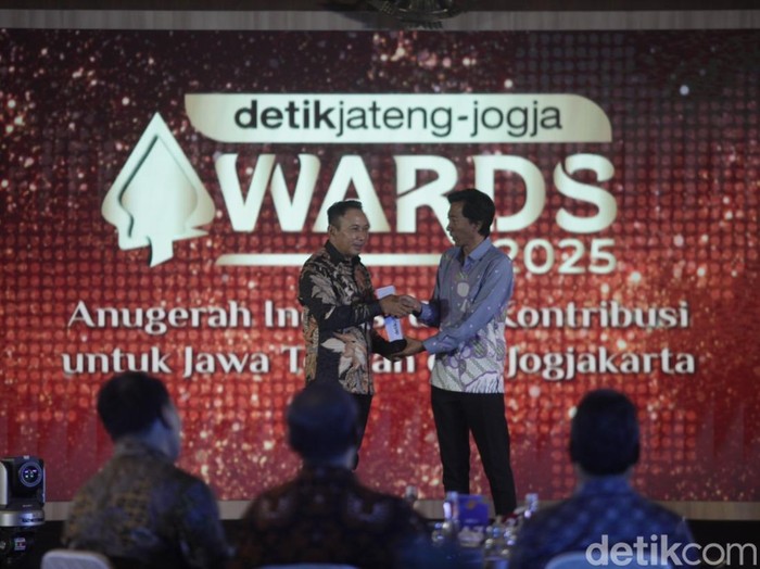 Manajer Regional detikcom, Triono Wahyu Sudibyo (kanan) menyerahkan penghargaan ke Kepala Kanwil ATR/BPN Jawa Tengah, Lampri A.Ptnh. S.H.M.H di Semarang, Rabu (23/7/2025).