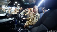 Ia juga sempat menjajal salah satu mobil di booth Mazda.  