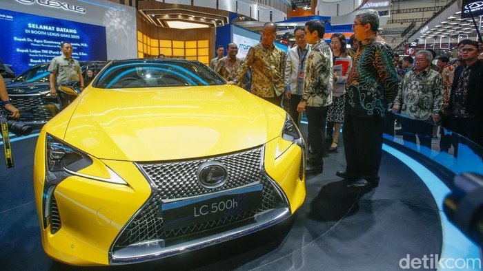 Menperin Agus Gumiwang Resmikan GIIAS 2025 Menteri Perindustrian Agus Gumiwang membuka secara resmi GIIAS 2025 di ICE BSD City, Tangerang, Kamis (24/7/2025). Setelah sambutan, beliau menyempatkan diri mengunjungi berbagai booth peserta pameran.