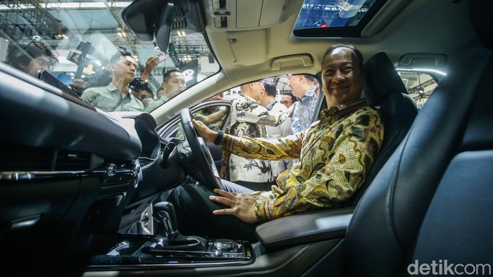 Menteri Perindustrian Agus Gumiwang membuka secara resmi GIIAS 2025 di ICE BSD City, Tangerang, Kamis (24/7/2025). Setelah sambutan, beliau menyempatkan diri mengunjungi berbagai booth peserta pameran.