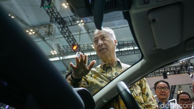 Menteri Perindustrian Agus Gumiwang membuka secara resmi GIIAS 2025 di ICE BSD City, Tangerang, Kamis (24/7/2025). Setelah sambutan, beliau menyempatkan diri mengunjungi berbagai booth peserta pameran.