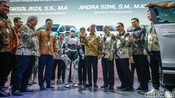 Menperin Agus Gumiwang Resmikan GIIAS 2025 Menteri Perindustrian Agus Gumiwang membuka secara resmi GIIAS 2025 di ICE BSD City, Tangerang, Kamis (24/7/2025). Setelah sambutan, beliau menyempatkan diri mengunjungi berbagai booth peserta pameran.