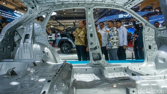 Menperin Agus Gumiwang Resmikan GIIAS 2025 Menteri Perindustrian Agus Gumiwang membuka secara resmi GIIAS 2025 di ICE BSD City, Tangerang, Kamis (24/7/2025). Setelah sambutan, beliau menyempatkan diri mengunjungi berbagai booth peserta pameran.