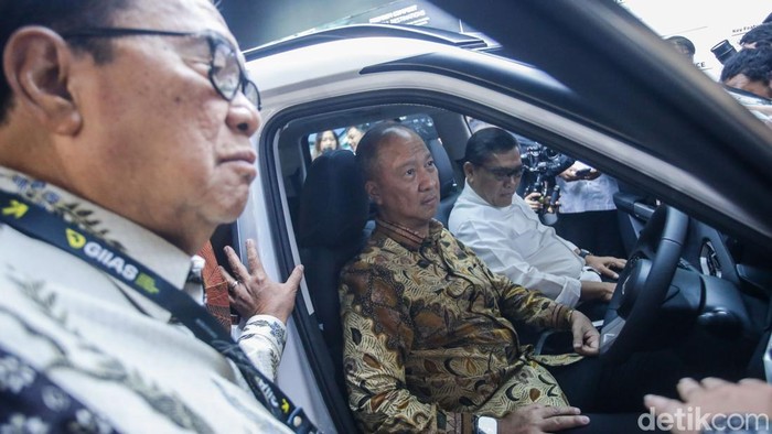 Menperin Agus Gumiwang Resmikan GIIAS 2025 Menteri Perindustrian Agus Gumiwang membuka secara resmi GIIAS 2025 di ICE BSD City, Tangerang, Kamis (24/7/2025). Setelah sambutan, beliau menyempatkan diri mengunjungi berbagai booth peserta pameran.