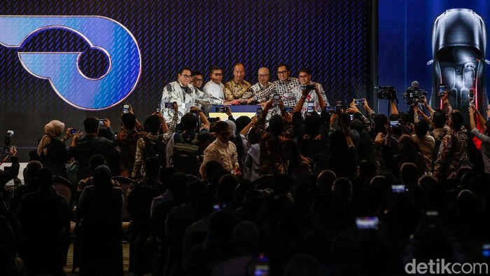 Menperin Agus Gumiwang Resmikan GIIAS 2025 Menteri Perindustrian Agus Gumiwang membuka secara resmi GIIAS 2025 di ICE BSD City, Tangerang, Kamis (24/7/2025). Setelah sambutan, beliau menyempatkan diri mengunjungi berbagai booth peserta pameran.