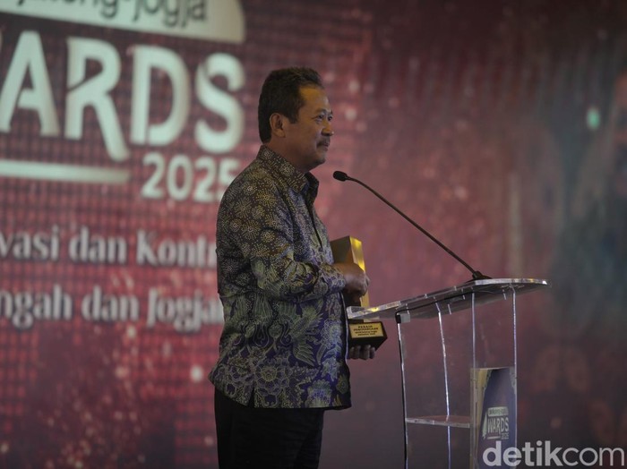 Menteri Kelautan dan Perikanan Republik Indonesia, Sakti Wahyu Trenggono, memberikan sambutan usai meraih penghargaan diberikan dalam Anugerah detikJateng-Jogja Awards 2025.