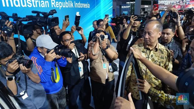Menteri Perindustrian (Menperin), Agus Gumiwang Kartasasmita saat mengunjungi booth mobil BYD di ajang Gaikindo Indonesia International Auto Show (GIIAS) di ICE BSD, Kabupaten Tangerang, Kamis (24/7/2024). (CNBC Indonesia/Ferry Sandi)