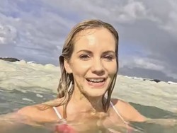 Viral Influencer Berenang di Tengah Limbah, Airnya Masuk ke Mulut