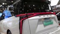 Tampak belakang Mifa 9. Yudhy Tan, Chief Operating Officer PT Indomobil Energi Baru, mengatakan bahwa pada pameran GIIAS 2025, pihaknya mengajak masyarakat untuk tidak hanya melihat mobil, tetapi merasakan langsung apa yang ada di baliknya.