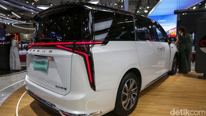 Mifa 9 Tampil Menarik di GIIAS 2025, Dibanderol Rp 888 Juta PT Indomobil Energi Baru, ATPM Maxus di Indonesia, resmi mengumumkan harga baru untuk MPV listriknya Mifa 9 pada gelaran Gaikindo Indonesia International Auto Show (GIIAS) 2025, Kabupaten Tangerang, Kamis (24/7/2025). Mifa 9 Kini hadir dengan harga yang lebih menarik agar semakin mudah diakses oleh masyarakat luas, Saat ini Mifa 9 dibandrol dengan harga 888 juta rupiah on the road (OTR) Jakarta.