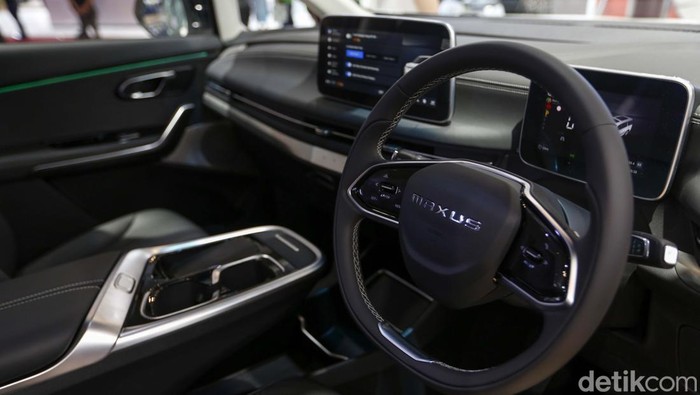 Mifa 9 Tampil Menarik di GIIAS 2025, Dibanderol Rp 888 Juta PT Indomobil Energi Baru, ATPM Maxus di Indonesia, resmi mengumumkan harga baru untuk MPV listriknya Mifa 9 pada gelaran Gaikindo Indonesia International Auto Show (GIIAS) 2025, Kabupaten Tangerang, Kamis (24/7/2025). Mifa 9 Kini hadir dengan harga yang lebih menarik agar semakin mudah diakses oleh masyarakat luas, Saat ini Mifa 9 dibandrol dengan harga 888 juta rupiah on the road (OTR) Jakarta.