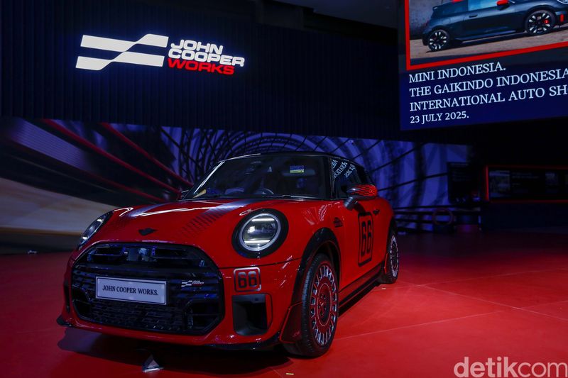 Mobil MINI JCW 66 Collection dipamerkan dalam GIIAS 2025 di ICE BSD City, Tangerang, Rabu (23/7/2025). MINI membawa tema Born To Race Since 1959 untuk merayakan 66 tahun eksistensinya.