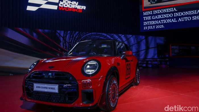 Mobil MINI JCW 66 Collection dipamerkan dalam GIIAS 2025 di ICE BSD City, Tangerang, Rabu (23/7/2025). MINI membawa tema Born To Race Since 1959 untuk merayakan 66 tahun eksistensinya.