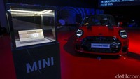 MINI JCW 66 Collection menghadirkan dua model ikonik, yaitu First-Ever All-Electric MINI JCW dan New MINI JCW bermesin bensin. Keduanya menonjolkan desain sporty khas John Cooper Works.  