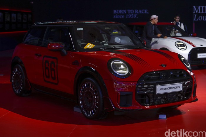 Mobil MINI JCW 66 Collection dipamerkan dalam GIIAS 2025 di ICE BSD City, Tangerang, Rabu (23/7/2025). MINI membawa tema Born To Race Since 1959 untuk merayakan 66 tahun eksistensinya.