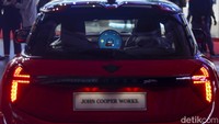 Sementara untuk versi First-Ever All-Electric MINI JCW, hadir dengan desain roof multitone kombinasi merah dan hitam, memberikan kesan agresif dan futuristik.  
