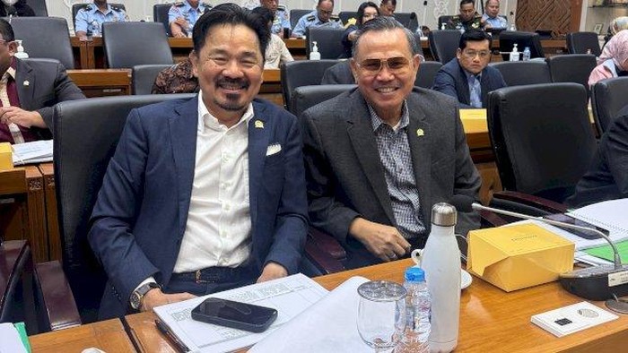 Momen saat anggota DPR RI Frederik Kalalembang (kanan) bertermu dengan owner Lion Air Group Rusdi Kirana (kiri).