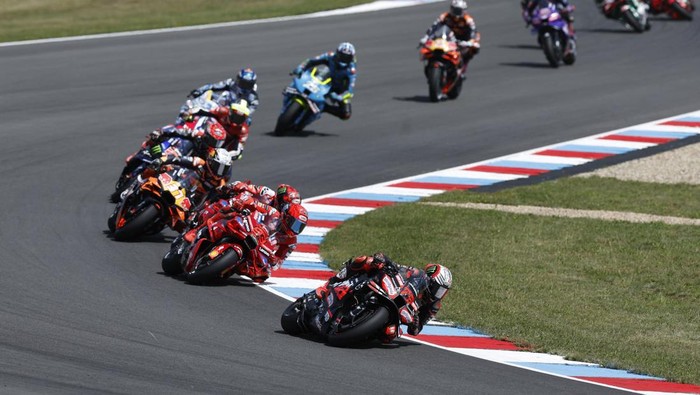 MotoGP - Czech Republic Grand Prix - Masaryk Circuit, Brno, Czech Republic - July 20, 2025 Red Bull - BORA - Hansgrohes Florian Lipowitz in action ahead of Ducati Lenovo Teams Marc Marquez during the MotoGP race REUTERS/David W Cerny