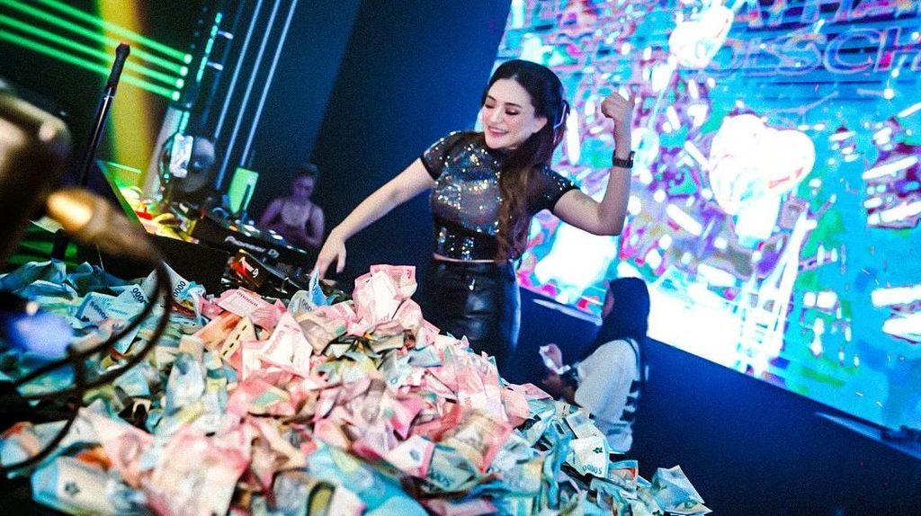 Aksi Nathalie Holscher Jadi DJ Dihujani Uang Sebelum Kena Cancel