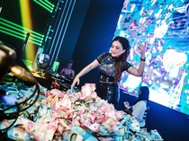 Aksi Nathalie Holscher Jadi DJ Dihujani Uang Sebelum Kena Cancel