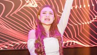 Nathalie Holscher selalu memberi kabar ke anak terkait pekerjaan jadi DJ. Namun batu sandungan menghampirinya setelah di-blacklist oleh salah satu kelab karena terseret kasus DJ Panda soal kehamilan Erika Carlina. (Foto: dok Instagram nathalieholscher)