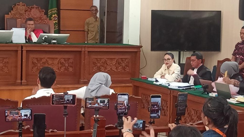 Tatapan Tajam Nikita Mirzani Saat Reza Gladys Bersaksi