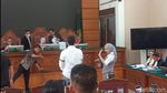 Mata Nikita Mirzani Gak Lepas Pandangi Reza Gladys