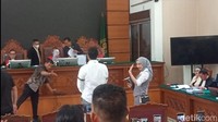 Reza Gladys tiba di ruang sidang Pengadilan Negeri Jakarta Selatan, Kamis (24/7/2025), bersama suaminya, Attaubah Mufid. Di sudut kanan, Nikita Mirzani sudah menatap tajam. (Foto: Muhammad Ahsan Nurrijal)