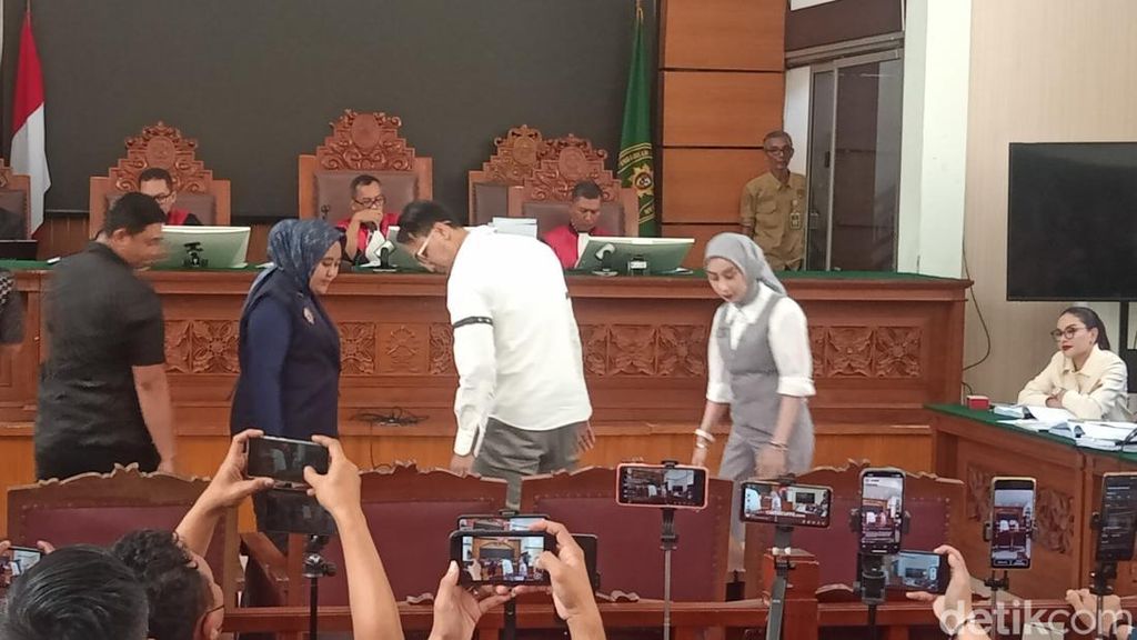 Mata Nikita Mirzani Gak Lepas Pandangi Reza Gladys