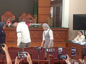 Mata Nikita Mirzani Gak Lepas Pandangi Reza Gladys